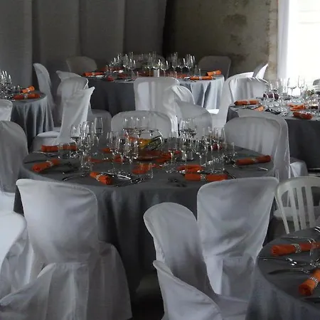 לינה וארוחת בוקר Le Chateau De Mon Pere